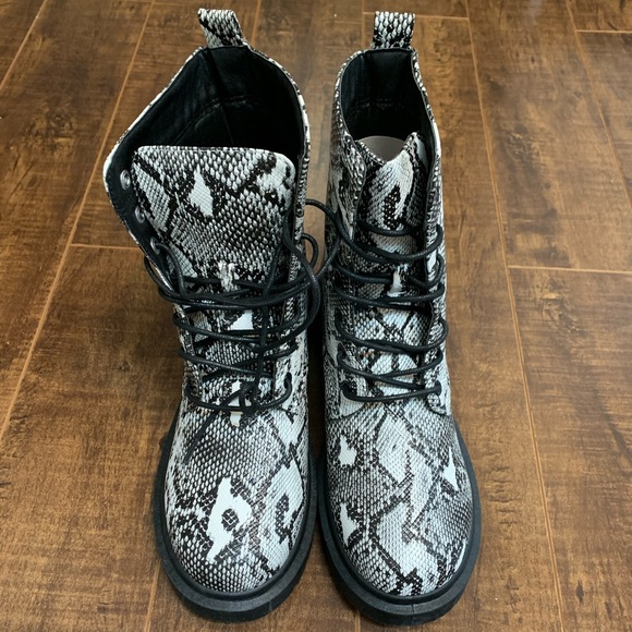 Wild Diva snake print boots - Picture 2 of 3
